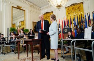 Trump firma orden para reducir drásticamente las operaciones del Departamento de Educación Trump firma orden para reducir drásticamente las operaciones del Departamento de Educación