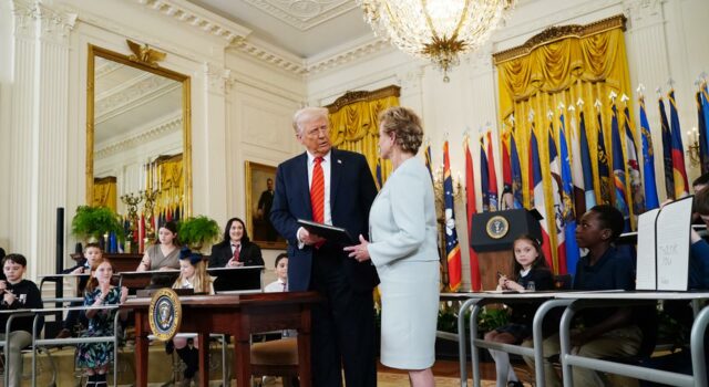 Trump firma orden para reducir drásticamente las operaciones del Departamento de Educación Trump firma orden para reducir drásticamente las operaciones del Departamento de Educación