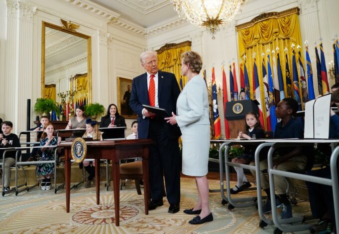 Trump firma orden para reducir drásticamente las operaciones del Departamento de Educación Trump firma orden para reducir drásticamente las operaciones del Departamento de Educación