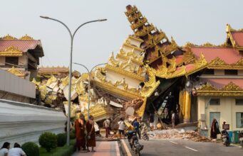 Un equipo de 37 rescatistas chinos llega a Birmania para ayudar tras terremoto Un equipo de 37 rescatistas chinos llega a Birmania para ayudar tras terremoto