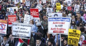 Un juez impide la deportación de un estudiante en EE. UU. mientras miles protestan Un juez impide la deportación de un estudiante en EE. UU. mientras miles protestan