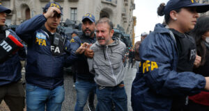 Una manifestación de jubilados argentinos provoca la represión más fuerte del Gobierno de Milei Una manifestación de jubilados argentinos provoca la represión más fuerte del Gobierno de Milei