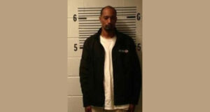 Hombre arrestado por lanzar contrabando sobre la cerca de un centro penitenciario Hombre arrestado por lanzar contrabando sobre la cerca de un centro penitenciario