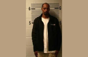 Hombre arrestado por lanzar contrabando sobre la cerca de un centro penitenciario Hombre arrestado por lanzar contrabando sobre la cerca de un centro penitenciario