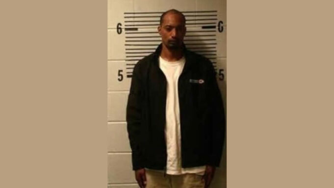 Hombre arrestado por lanzar contrabando sobre la cerca de un centro penitenciario Hombre arrestado por lanzar contrabando sobre la cerca de un centro penitenciario