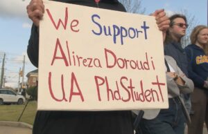 Manifestantes exigen la liberación de estudiante detenido de la UA Manifestantes exigen la liberación de estudiante detenido de la UA
