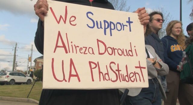 Manifestantes exigen la liberación de estudiante detenido de la UA Manifestantes exigen la liberación de estudiante detenido de la UA