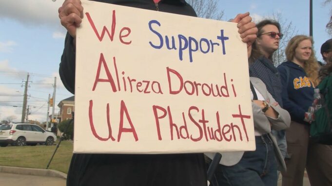 Manifestantes exigen la liberación de estudiante detenido de la UA Manifestantes exigen la liberación de estudiante detenido de la UA