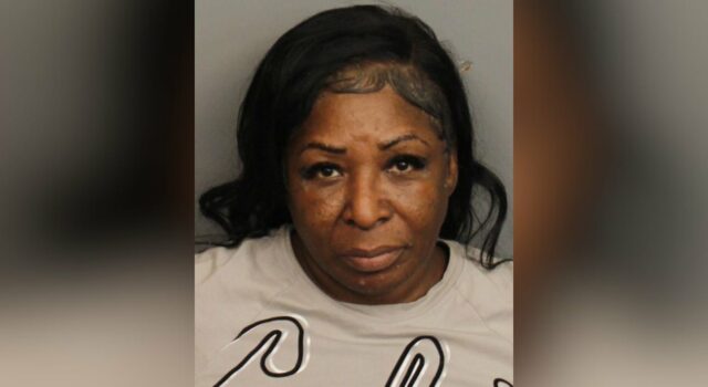 Mujer acusada de robar joyas por valor de $44,000 a una anciana Mujer acusada de robar joyas por valor de $44,000 a una anciana