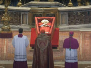 Multitud en Roma sigue despidiendo a Francisco pasada la medianoche Multitud en Roma sigue despidiendo a Francisco pasada la medianoche