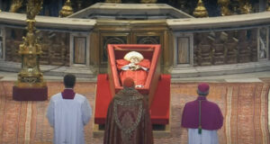 Multitud en Roma sigue despidiendo a Francisco pasada la medianoche Multitud en Roma sigue despidiendo a Francisco pasada la medianoche