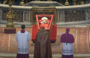 Multitud en Roma sigue despidiendo a Francisco pasada la medianoche Multitud en Roma sigue despidiendo a Francisco pasada la medianoche