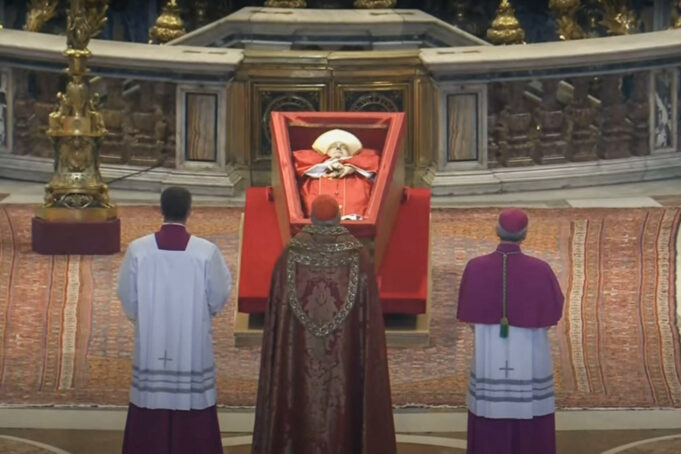 Multitud en Roma sigue despidiendo a Francisco pasada la medianoche Multitud en Roma sigue despidiendo a Francisco pasada la medianoche