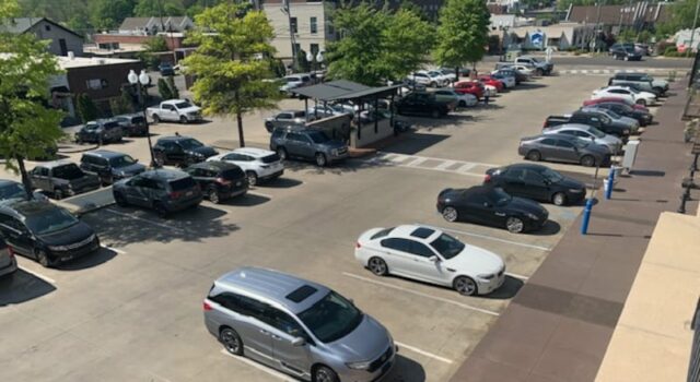 Negocios de Homewood gestionan el estacionamiento limitado durante el proyecto del ayuntamiento Negocios de Homewood gestionan el estacionamiento limitado durante el proyecto del ayuntamiento