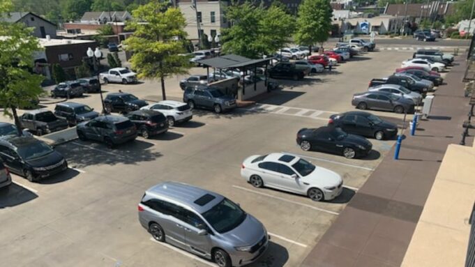 Negocios de Homewood gestionan el estacionamiento limitado durante el proyecto del ayuntamiento Negocios de Homewood gestionan el estacionamiento limitado durante el proyecto del ayuntamiento