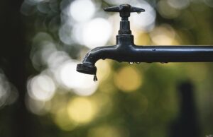 Rotura de tubería principal afecta a varios residentes en Brookside Rotura de tubería principal afecta a varios residentes en Brookside