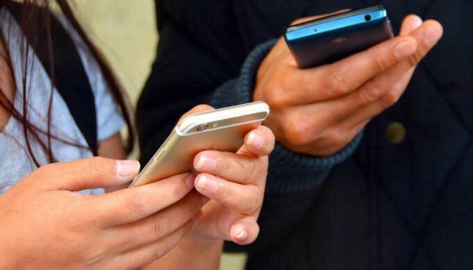Senado aprueba ley que restringe celulares en escuelas públicas de Alabama Senado aprueba ley que restringe celulares en escuelas públicas de Alabama