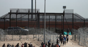 El cruce de inmigrantes en la frontera entre EE. UU. y México disminuye considerablemente El cruce de inmigrantes en la frontera entre EE. UU. y México disminuye considerablemente