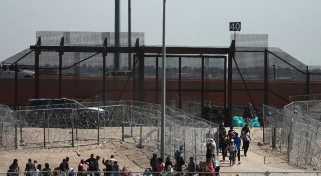 El cruce de inmigrantes en la frontera entre EE. UU. y México disminuye considerablemente El cruce de inmigrantes en la frontera entre EE. UU. y México disminuye considerablemente