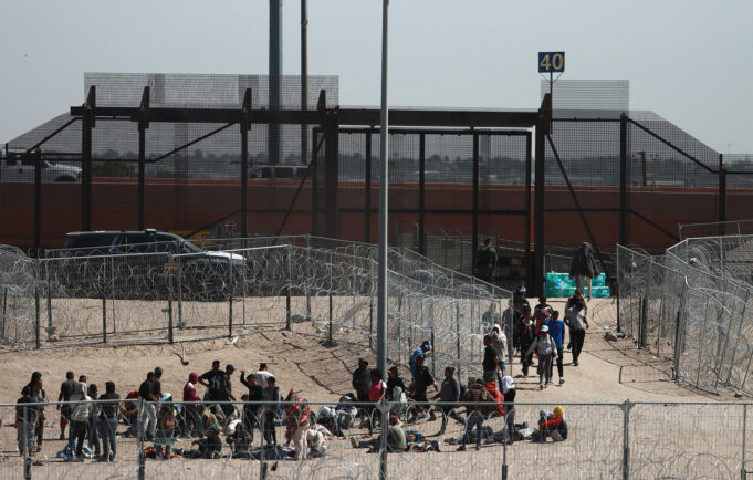 El cruce de inmigrantes en la frontera entre EE. UU. y México disminuye considerablemente El cruce de inmigrantes en la frontera entre EE. UU. y México disminuye considerablemente