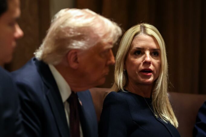 El Supremo autoriza a Trump a bloquear 65 millones en préstamos educativos El Supremo autoriza a Trump a bloquear 65 millones en préstamos educativos
