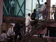 El Tribunal Supremo autoriza al Gobierno de Trump a deportar de forma inmediata a venezolanos El Tribunal Supremo autoriza al Gobierno de Trump a deportar de forma inmediata a venezolanos