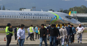 Inmigración incursiona en sitios de trabajo para arrestar migrantes y acusar a empleadores Inmigración incursiona en sitios de trabajo para arrestar migrantes y acusar a empleadores