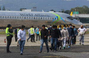 Inmigración incursiona en sitios de trabajo para arrestar migrantes y acusar a empleadores Inmigración incursiona en sitios de trabajo para arrestar migrantes y acusar a empleadores