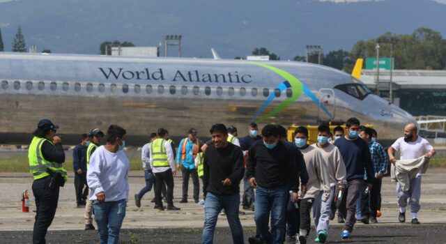 Inmigración incursiona en sitios de trabajo para arrestar migrantes y acusar a empleadores Inmigración incursiona en sitios de trabajo para arrestar migrantes y acusar a empleadores