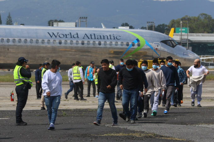 Inmigración incursiona en sitios de trabajo para arrestar migrantes y acusar a empleadores Inmigración incursiona en sitios de trabajo para arrestar migrantes y acusar a empleadores