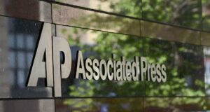 La Corte de EE.UU. solicita a Trump levantar su veto a la agencia AP La Corte de EE.UU. solicita a Trump levantar su veto a la agencia AP