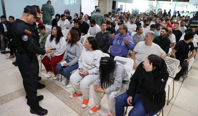 Más de 500 migrantes venezolanos regresan a su país el jueves en dos vuelos Más de 500 migrantes venezolanos regresan a su país el jueves en dos vuelos