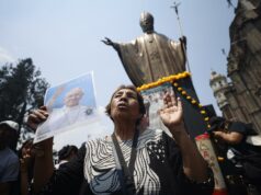 Mexicanos en duelo por el papa Francisco abarrotan la Basílica de Guadalupe Mexicanos en duelo por el papa Francisco abarrotan la Basílica de Guadalupe