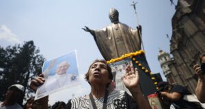 Mexicanos en duelo por el papa Francisco abarrotan la Basílica de Guadalupe Mexicanos en duelo por el papa Francisco abarrotan la Basílica de Guadalupe