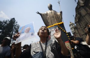 Mexicanos en duelo por el papa Francisco abarrotan la Basílica de Guadalupe Mexicanos en duelo por el papa Francisco abarrotan la Basílica de Guadalupe