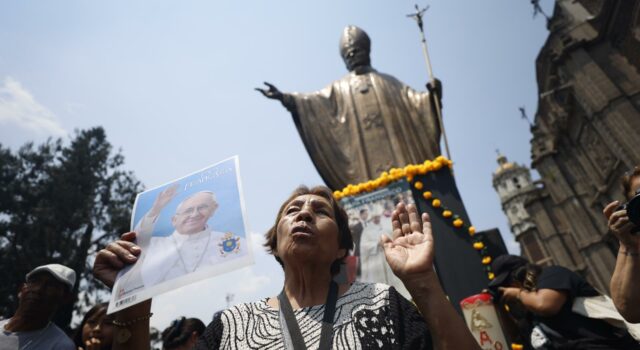 Mexicanos en duelo por el papa Francisco abarrotan la Basílica de Guadalupe Mexicanos en duelo por el papa Francisco abarrotan la Basílica de Guadalupe