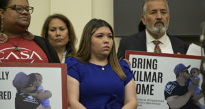 Mujer del hombre deportado por equivocación sostiene su inocencia y critica a Trump y Bukele Mujer del hombre deportado por equivocación sostiene su inocencia y critica a Trump y Bukele