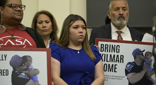 Mujer del hombre deportado por equivocación sostiene su inocencia y critica a Trump y Bukele Mujer del hombre deportado por equivocación sostiene su inocencia y critica a Trump y Bukele