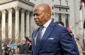 Nueva York aprueba nuevas normativas para remover andamios que llevan años instalados Nueva York aprueba nuevas normativas para remover andamios que llevan años instalados