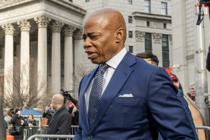 Nueva York aprueba nuevas normativas para remover andamios que llevan años instalados Nueva York aprueba nuevas normativas para remover andamios que llevan años instalados