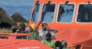 Salvan a 263 migrantes en cinco botes en las islas atlánticas de Canarias Salvan a 263 migrantes en cinco botes en las islas atlánticas de Canarias