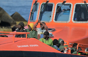 Salvan a 263 migrantes en cinco botes en las islas atlánticas de Canarias Salvan a 263 migrantes en cinco botes en las islas atlánticas de Canarias