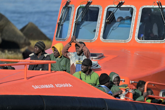 Salvan a 263 migrantes en cinco botes en las islas atlánticas de Canarias Salvan a 263 migrantes en cinco botes en las islas atlánticas de Canarias