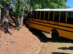 Autobús escolar del condado de Jefferson se estrella camino a una excursión Autobús escolar del condado de Jefferson se estrella camino a una excursión