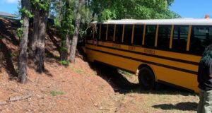 Autobús escolar del condado de Jefferson se estrella camino a una excursión Autobús escolar del condado de Jefferson se estrella camino a una excursión