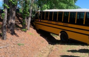 Autobús escolar del condado de Jefferson se estrella camino a una excursión Autobús escolar del condado de Jefferson se estrella camino a una excursión