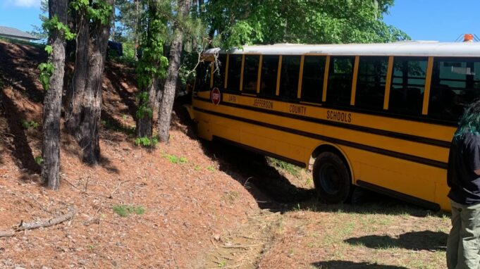 Autobús escolar del condado de Jefferson se estrella camino a una excursión Autobús escolar del condado de Jefferson se estrella camino a una excursión