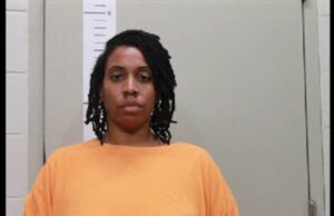 Dueña de residencia en Jemison acusada de explotar financieramente a un residente Dueña de residencia en Jemison acusada de explotar financieramente a un residente