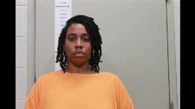 Dueña de residencia en Jemison acusada de explotar financieramente a un residente Dueña de residencia en Jemison acusada de explotar financieramente a un residente