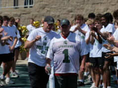 El equipo de fútbol americano de Mountain Brook muestra su apoyo a Tony “Hot Dog” Morton El equipo de fútbol americano de Mountain Brook muestra su apoyo a Tony "Hot Dog" Morton